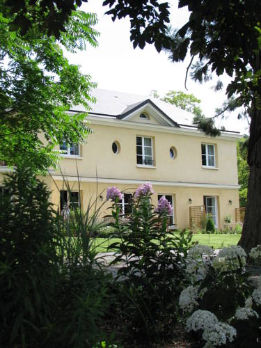 Hénouville Франция бронирование booking.com